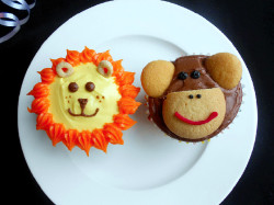 gastrogirl:  jungle animal cupcakes. 