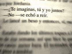 i-wish-be-perfect-for-you:  mira-mi-url-otra-vez:  callate-y-amame:  sowazzup:  culiao pesao &gt;:c  De dónde es estoooooooooooo? :( alguien que me diga por ask please.  Las chicas de alambre. No recuerdo el autor.  Jordi Sierra I Fabra.