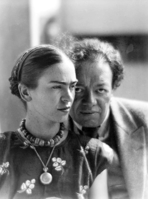 xochitlmictlan:  azulgardenia:  “There have been two great accidents in my life. One was the trolley, and the other was Diego. Diego was by far the worst. “ - Frida Kahlo Frida Kahlo and Diego Rivera by Martin Munkácsi. Mexico, 1933  Las pecas