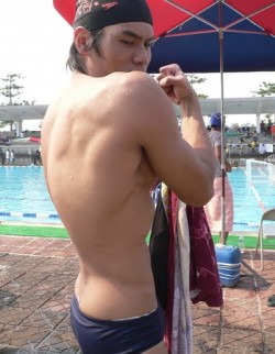 chinitongkalbo:  I love that back and small waist. 