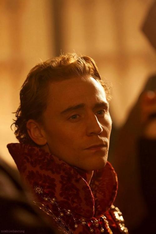 zombiedancing:  Beautiful dreamy Hiddles eyes