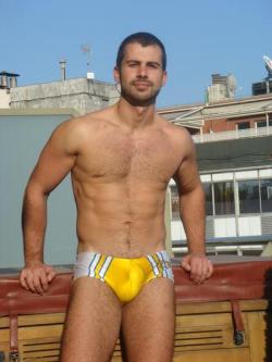 underwearandspeedos:  Nice bulge in that yellow speedo.   I