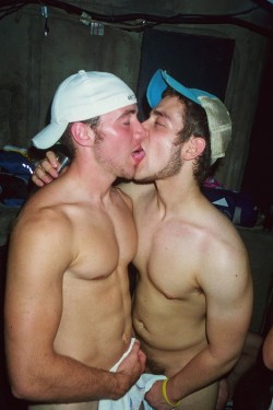 nudesouthernboys:  Drunk straight boys? I hope! 