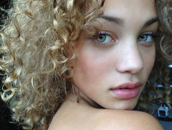 eliameow:  *o* Mixed girls are sooo beautiful