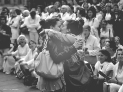 lesbian-gallery:  Casal de lésbicas se beija em frente a pessoas que participam de manifestação contra o casamento gay e adoções por casais do mesmo sexo, em Marselha, na França. 