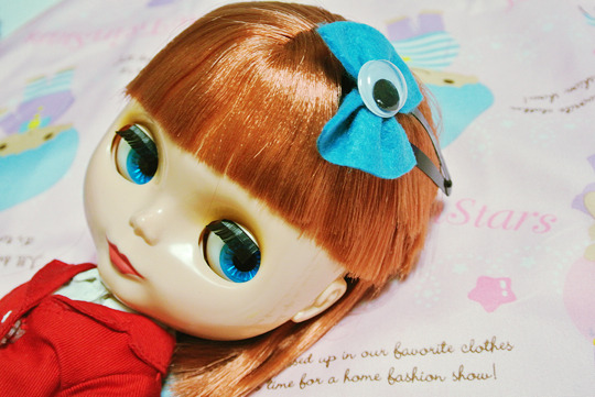 rookiemag:  DIY Eyeball Bows  You’re not seeing things. It’s this easy. 