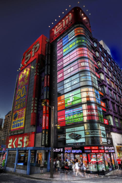 trapstyle:  Shinjuku at Dusk By: WilliamBullimore