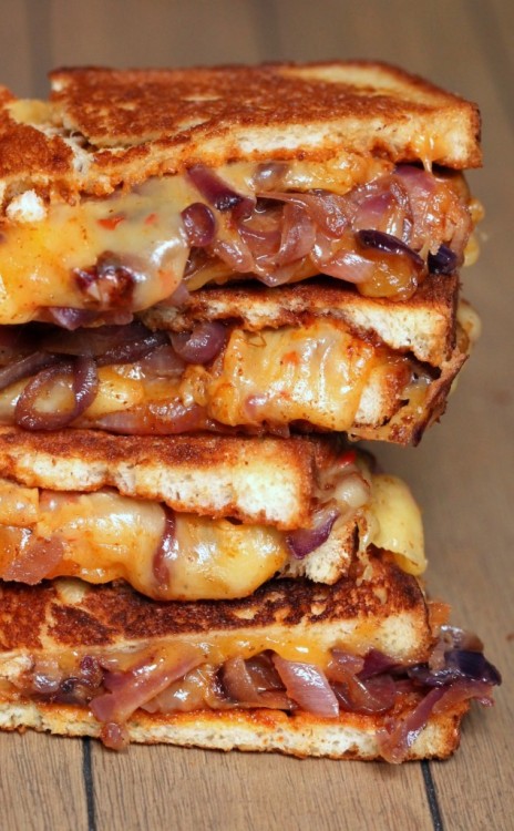 frankenkittens: justbesplendid: Sweet &amp; spicy caramelized onion bbq grilled cheese by R