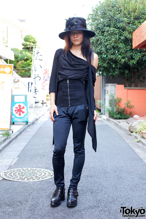 Toshiki, the singer for the Japanese visual kei band Pan-dr-a, wearing all-black on the street in Ha