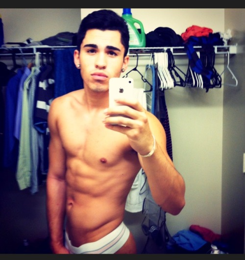 fyeahshirtlessmen:  working out trying to get BIG!