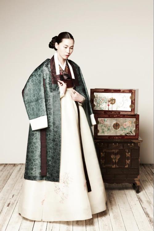 newmodernhanbok:  Designed by SUK-HYUN HANBOK 
