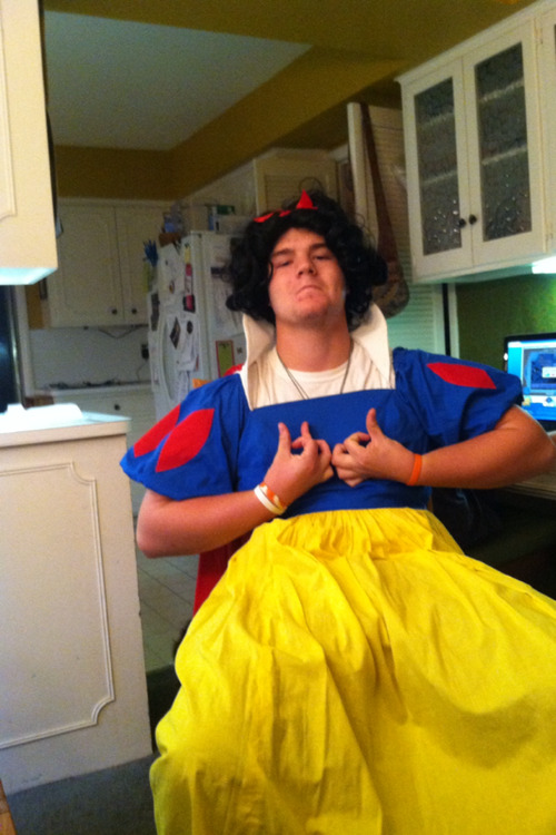 foreveralone-lyguy:  My brother got ahold of my mom’s Halloween costume and sent