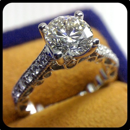 Who likes looking at shiny pretty things? Well, we do. Here is Paradiso-3076R with a 1.50 carat Roun