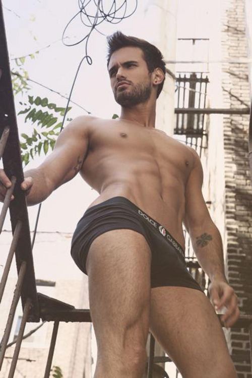 extra0rd1nary-belleza:  LEONARDO CORREDOR MODEL / ACTOR / PHOTOGRAPHER / TV HOST / SINGERBorn: 02/27/1989Mérida, Venezuela http://extra0rd1nary-belleza.tumblr.com para follarselo a muerte.. 
