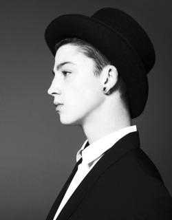 forprancyboys:  Well, Mr. Stymest! Such a gentleman this evening… 