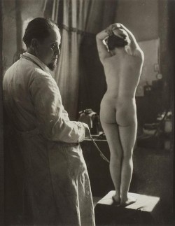 vienna4u:  Sculptor and nude model, photo