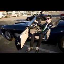 ilovetmills:  Maxin in a 59 Ferrari on @purplediary.