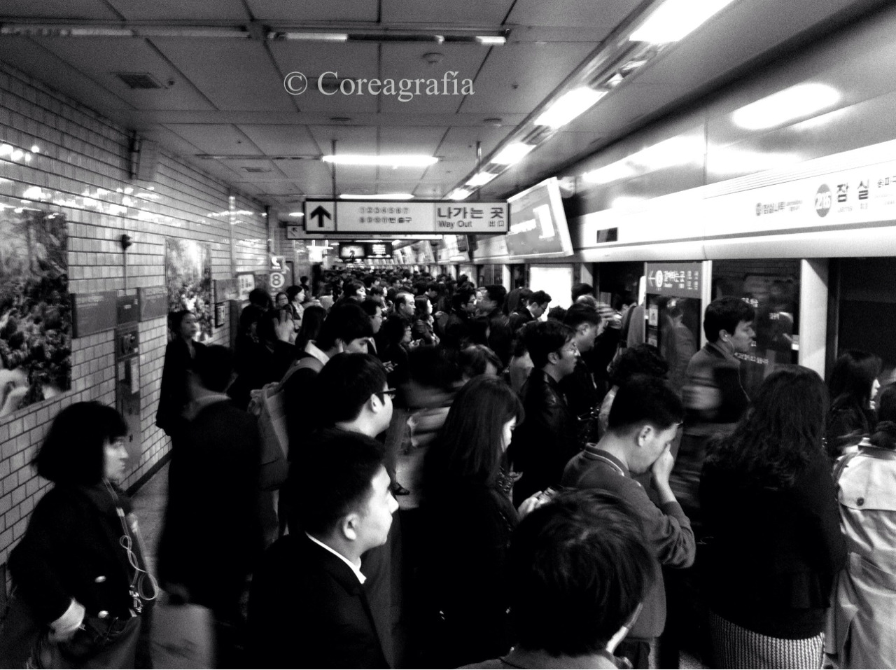 Esperando el metro, todos formados.