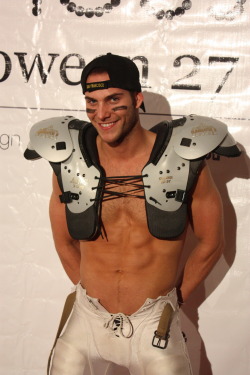 costumehunks:  Costumed Hunk Football Player!