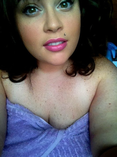 blennoxx:  Bright pink lipstick, and naked chubby arms.  This woman is so beautiful,
