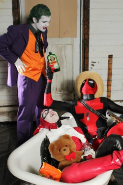 deadpool-cosplay:  Joker walks in on Harley and Deadpool… in