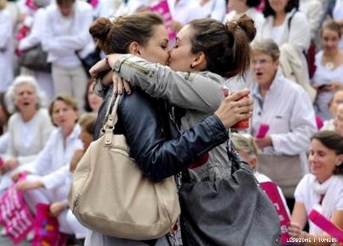 lesbzone:  Lesbian couple kissing in front of the people who participate in rally against gay marriage and adoptions by same-sex couples, in Marseille, France. *Casal de lésbicas beijando na frente das pessoas que participam de manifestação contra