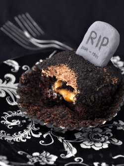 gastrogirl:  chocolate cemetery cupcake with
