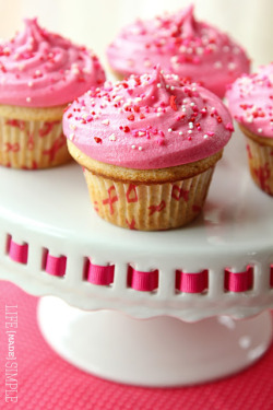 gastrogirl:  raspberry vanilla bean cupcakes