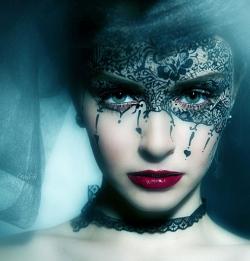 notquitejordan:  The Queen of Spades (Face paint)Photography by Mikhail GrafikWeb: www.grafikfoto.ru 