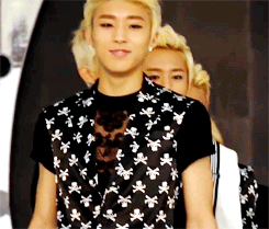 Jongup’s reaction a to a fan waving back to him (⌒▽⌒)