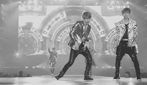 jungsooflavored:   Luhan’s facial expression when he ‘kicks’ Sehun.  