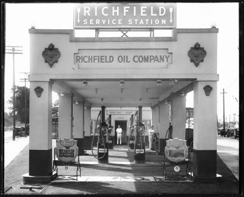 A Richfield service station, Los Angeles, 1920&rsquo;s.