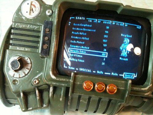 lunarpineapple:geminithe2spookypony:insanelygaming:Fallout 3 Pip-Boy 3000Check out the making of vid