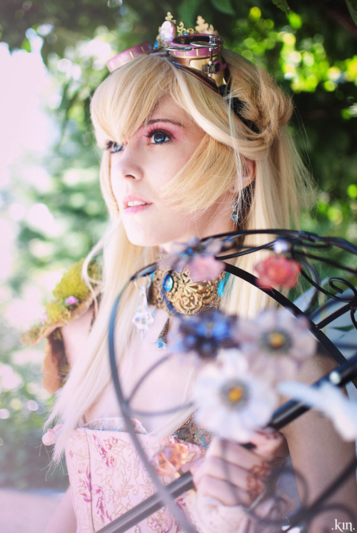 glamourfromtheasylum:  nerdglory:  Steampunk Princess Peach Artists: Skirtz (model)