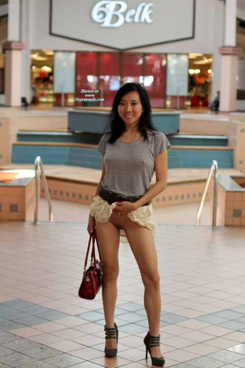 69par:  braless shopper
