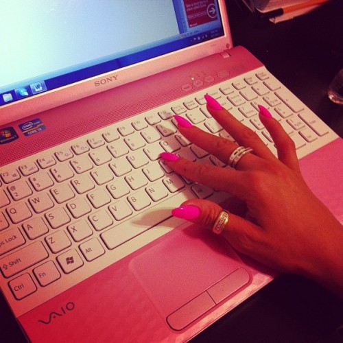 bimbojenjen: This is really the best way to type with nails but i could never get it… So i ha