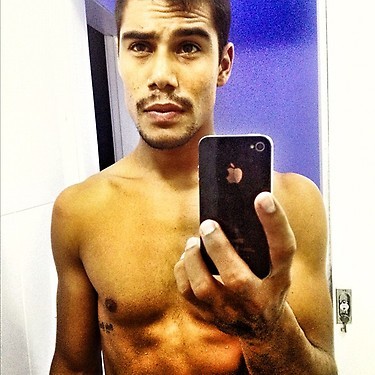 somicfever:  @micaelborges_: “Tiro a barba ou ñ ? Tempoooooooooo rs…” 