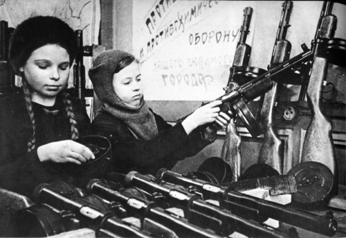 operationbarbarossa: Children assembling some PPD-40 sub-machine guns in the Soviet Union