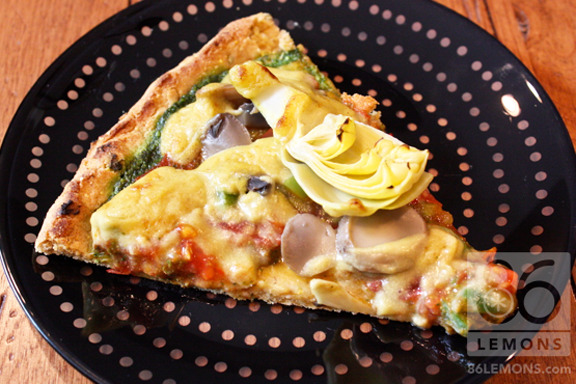 veganrecipecollection:  (via 86 lemons: Vegan Cheesy Veggie Pizza |)