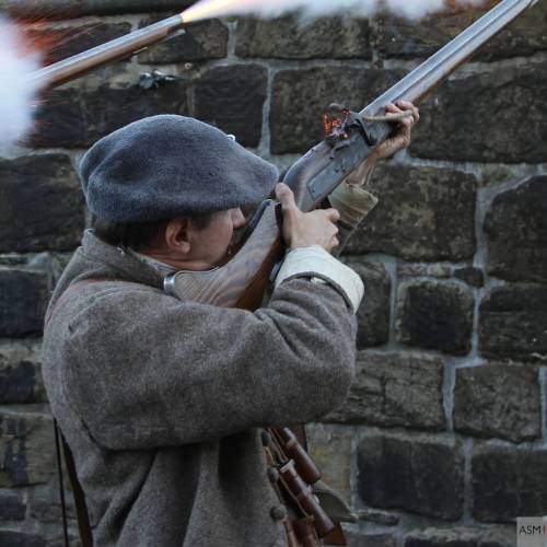 cerebralzero:Fuck yeah Matchlock! and look at how nice the wood is on those powder bottles, arg I li