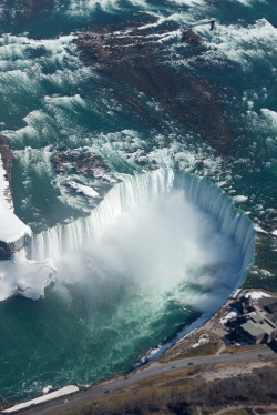 mialennon:  Niagara Falls (by fastkite) 