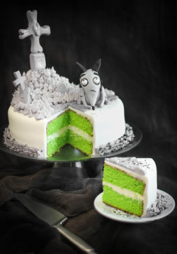 classymissmolassy:  Frankenweenie Cake Tutorial.