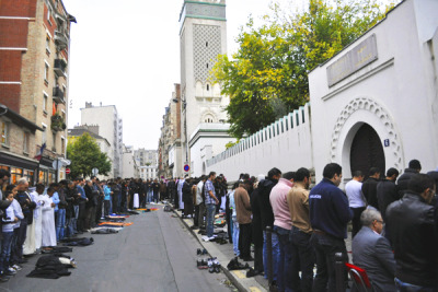 whoweretheqajars:musaafer:androphilia:Muslims treat Paris to pastry protest on Eid | FRANCE 24Muslim