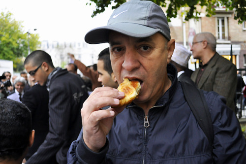 whoweretheqajars:musaafer:androphilia:Muslims treat Paris to pastry protest on Eid | FRANCE 24Muslim