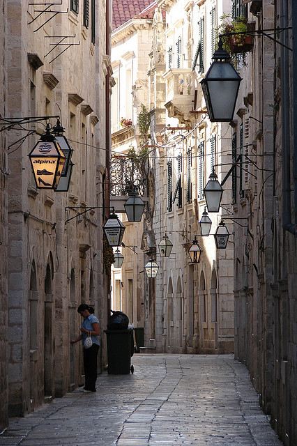 Quiet streets in Dubrovnik, Croatia (by dwydra).