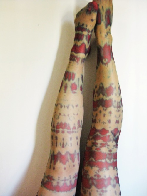 halloweencrafts:DIY Tie Dye Zombie Tights Using Food Dyes Tutorial from Because She Started Knitting