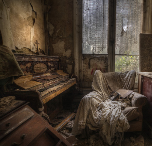 mydarkenedeyes:  Photographs of abandoned places by Andre Govia.  Such beauty in decay