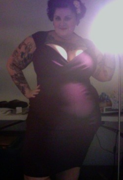 unskinny:  frenchtoastisvegan:  I guess I’m a pinup for Halloween. :)  Holy fabulous, that dress…  Holy fucking shit Batman, she&rsquo;s HOT!