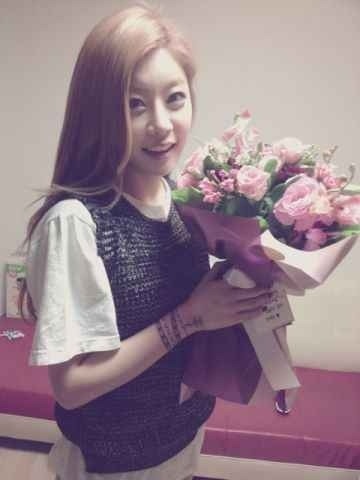 parksoju: 컴백 축하해준 우리 FAN들~ 고마워요^^ 사진 마니마니 올려야징징징~^^ 내일 무대두 화이팅:) !!!Translation: To all the FAN
