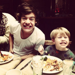 oescritor:  @tomandlux: Ben n Harry. Sunday dinner. Yes! 